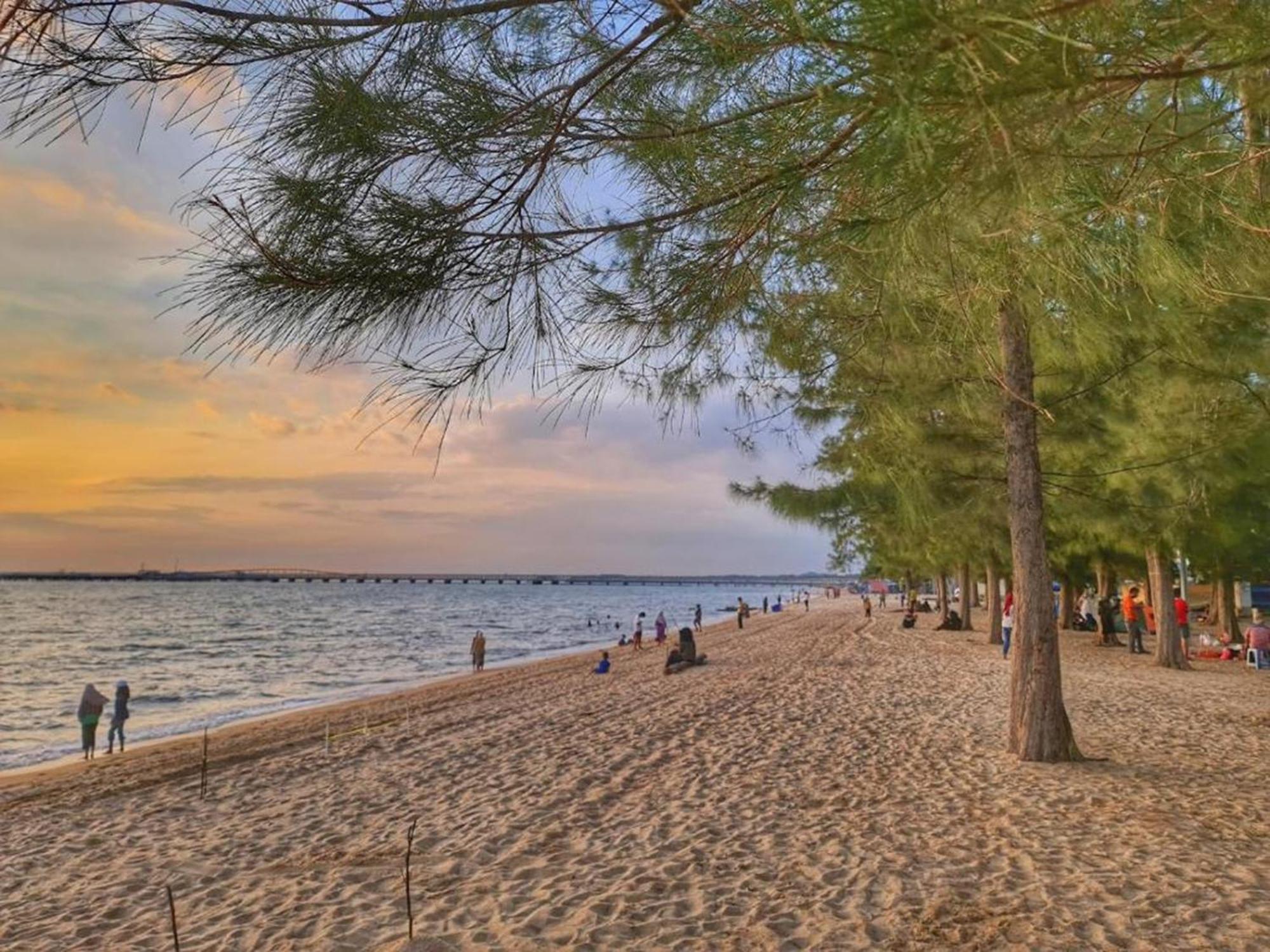 Mutiara Melaka Beach Resort By Glex Tangga Batu Bagian luar foto